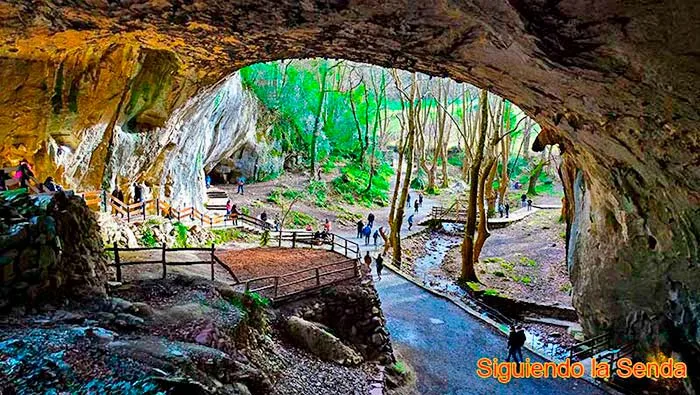 Impresionante vista de la boca de la cueva principal, conocida como Infernuko Erreka.