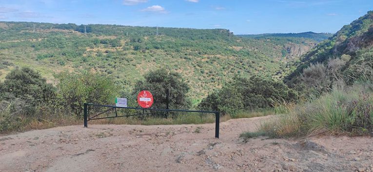 Barrera en la ruta de los Humos