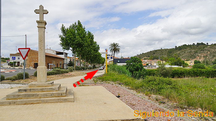 Aquí puedes aparcar gratis para empezar la Ruta del Agua de Bolbaite. Amplia zona de aparcamiento de tierra en Bolbaite, punto de inicio de la Ruta del Agua hacia Chella.