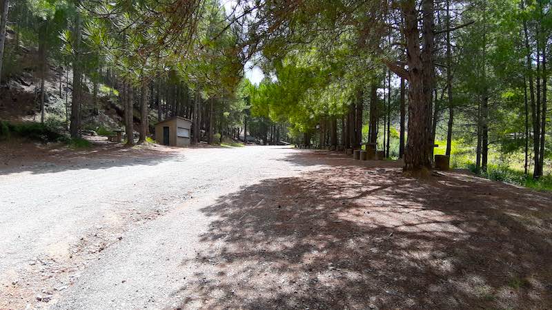 Ruta las Fuentes en Manzanera. Desde la fuente del Gavilán al Balneario el Paraíso 2 Zona de aparcamiento de tierra donde comienza la Ruta las Fuentes en Manzanera, Teruel.