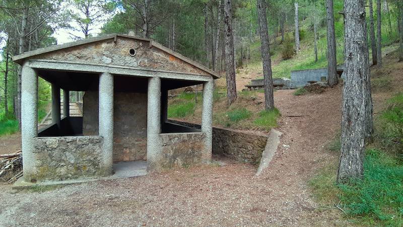 Ruta las Fuentes en Manzanera. Desde la fuente del Gavilán al Balneario el Paraíso 6 Área recreativa con mesas de picnic de madera junto a la Fuente del Cañuelo en la Ruta las Fuentes.