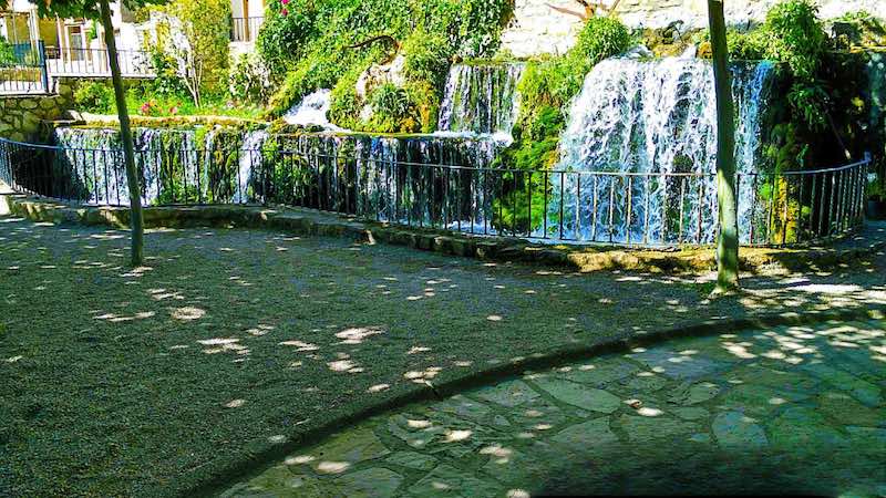 Ruta de los estrechos del río Ebrón y cascada de Calicanto 2 Aparcamiento habilitado para el inicio de la ruta de los estrechos del río Ebrón en El Cuervo.