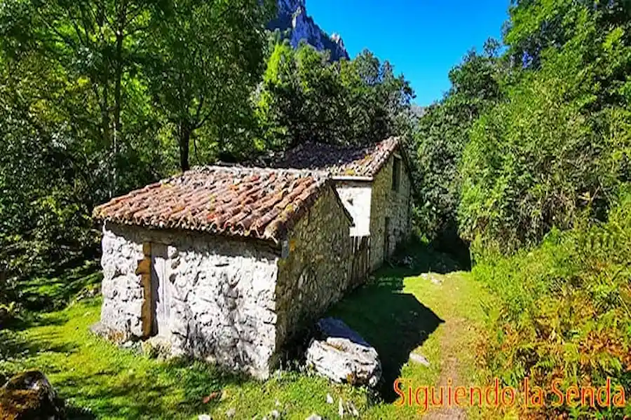 Antiguas cabañas de pastores de piedra junto al sendero, después de cruzar el primer puente sobre el río Casaño.