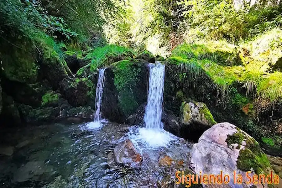 Pequeñas cascadas en el río Casaño que marcan el punto de retorno de la ruta de ida y vuelta.