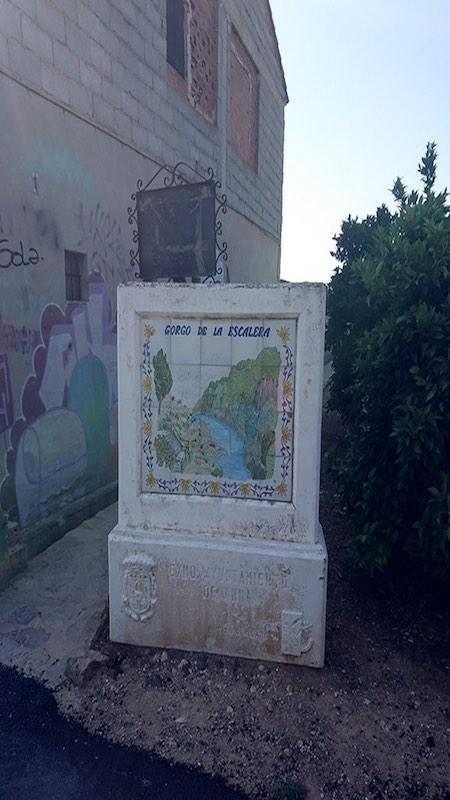Cartel de madera indicando la entrada al Gorgo de la Escalera, punto de inicio oficial de la Ruta de las 3 Cascadas de Anna.