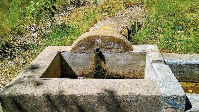 Ruta las Fuentes en Manzanera. Desde la fuente del Gavilán al Balneario el Paraíso 13 Detalle de la Fuente del Cañuelo en la Ruta las Fuentes, un caño de piedra de donde brota agua fresca de manantial.