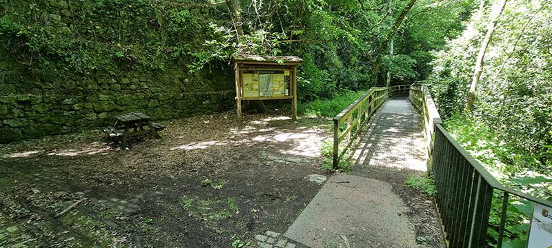 Prepárate para caminar sobre el cañón del Mao. Inicio del tramo de pasarelas de madera en la ruta del río Mao, con escaleras que descienden al cañón.
