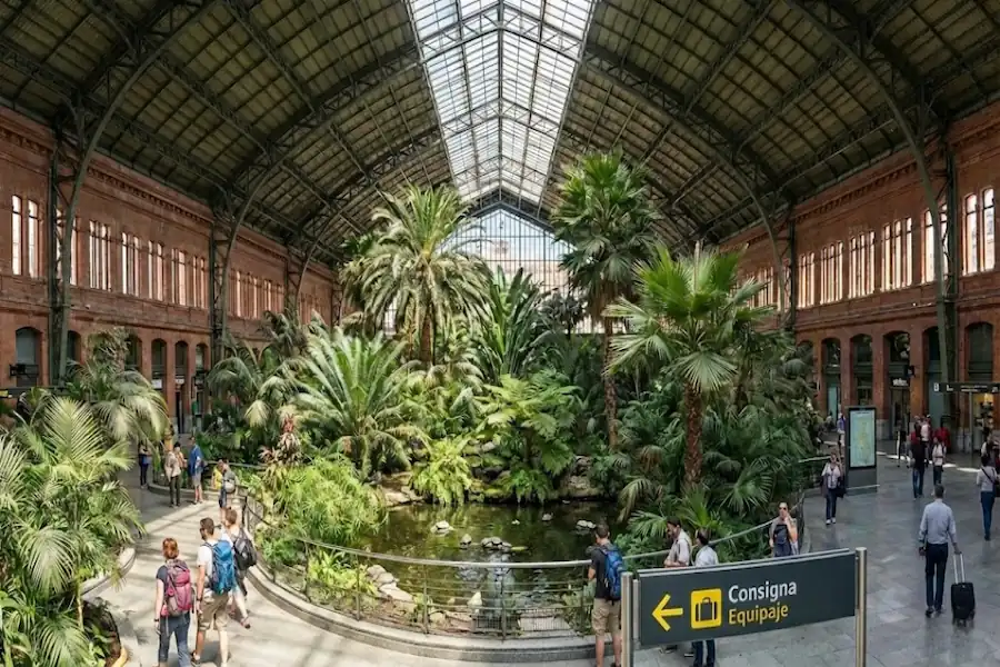 Jardín interior de la Estación de Atocha en Madrid cerca de consignas de equipaje
