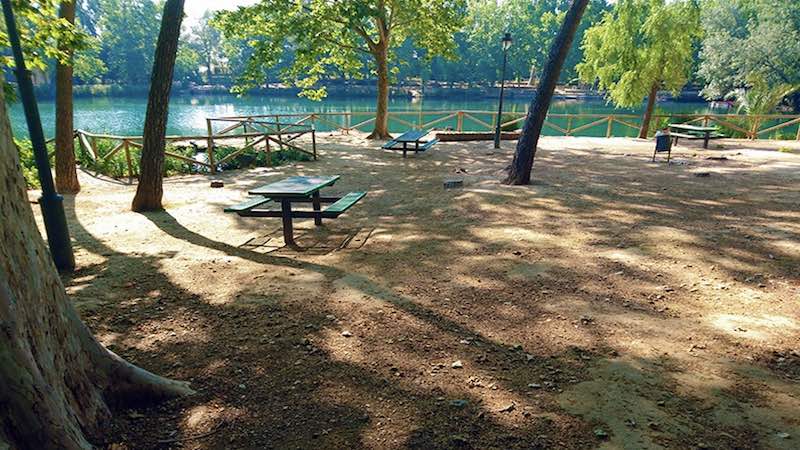 Mesas y bancos de madera en un área de picnic sombreada cerca de la Ruta de las 3 Cascadas en Anna.