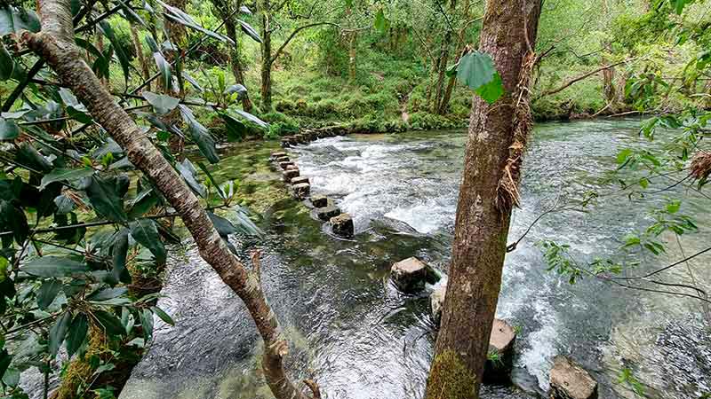Sendero Azul del río Verdugo 15 Presa de agua en el río Verdugo con indicación de no cruzar.