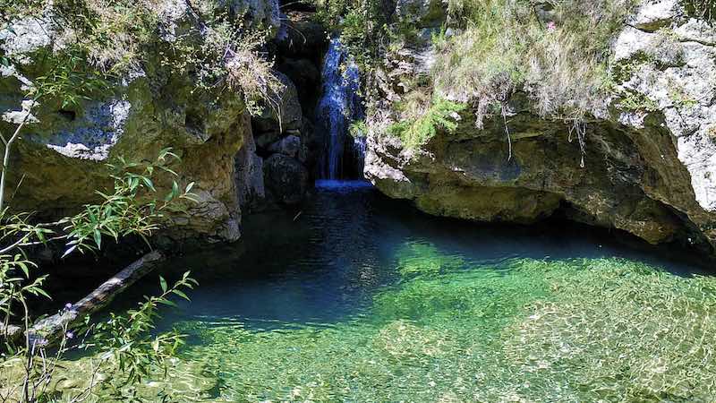 Ruta las Fuentes en Manzanera. Desde la fuente del Gavilán al Balneario el Paraíso 11 Bañista disfrutando de una poza de agua fría y cristalina en la Ruta las Fuentes, un chapuzón refrescante.