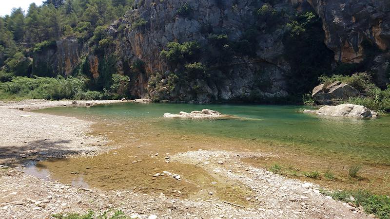 Rincones para el baño en la Poza Grande Pequeña cascada y remanso de aguas cristalinas en la Poza Grande, ideal para un baño tranquilo en Ludiente.