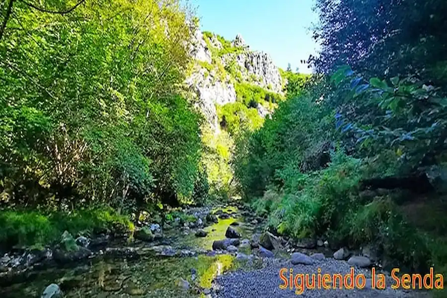 Recodo del río Casaño formando una poza de agua tranquila, un lugar perfecto para una parada.