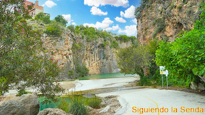 Río Bolbaite Vista del río Bolbaite con sus aguas turquesas, parte esencial de la ruta.