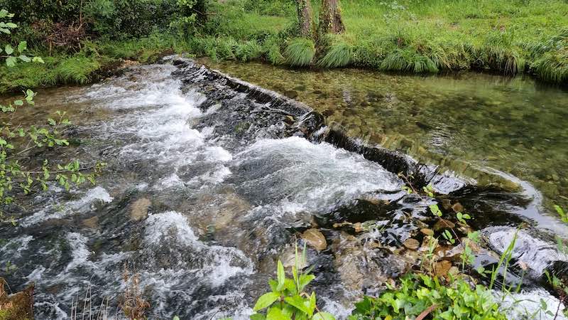 Ruta dos Muiños do río Té en Rianxo: La Guía Definitiva 2025 10 Vista de un antiguo molino de piedra restaurado en la Ruta dos Muiños do río Té.