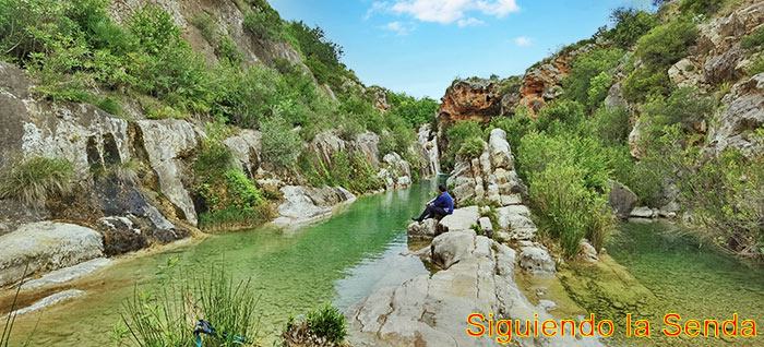 Zona de baño Gorgo Cadena Bañistas disfrutando de la piscina natural del Gorgo Cadena en Bolbaite.