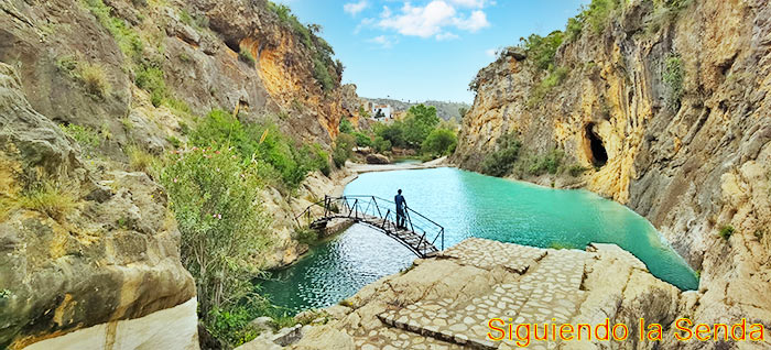 Rincones del río Aguas cristalinas en una de las zonas de baño de la Ruta del Agua de Bolbaite.