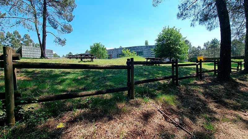 Senda del Río Maneses: La Guía Definitiva del Sendero Mágico de Galicia 24 Zona de descanso en el Parque Arqueolóxico de Campo Lameiro, cerca de la ruta.