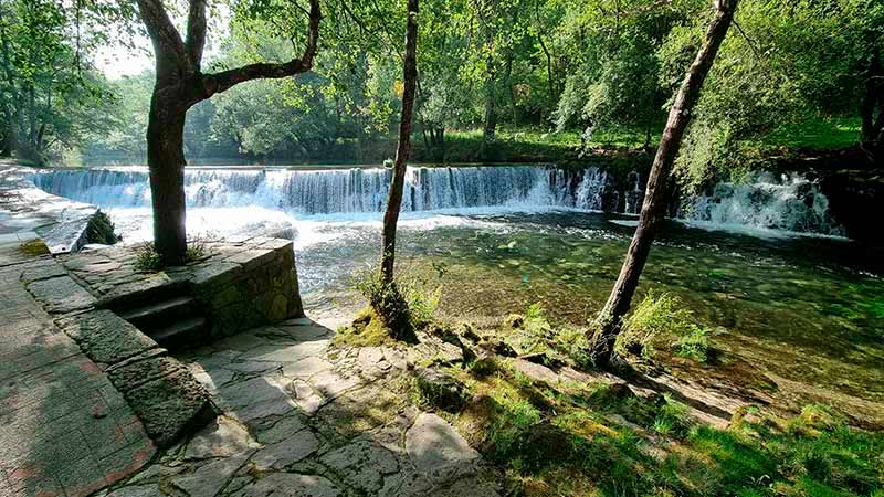 Sendero Azul del río Verdugo 4 Pequeña cascada de agua entre las rocas en la ruta del Sendero Azul del Río Verdugo.