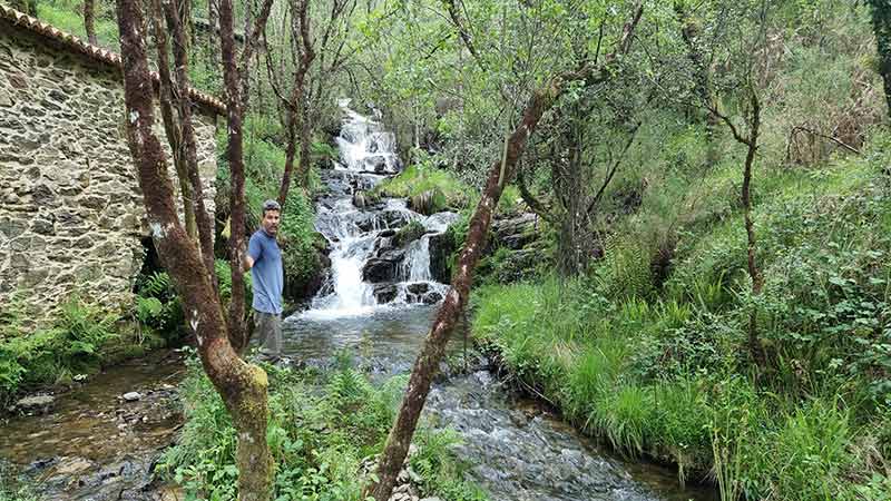 Primer molino y primera cascada en la ruta a la fervenza da Chamosa