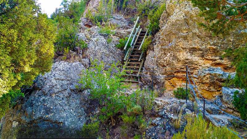 Escaleras de madera en la ruta del Ebrón Escaleras de madera habilitadas en un tramo del sendero para facilitar el ascenso en la ruta del Ebrón.