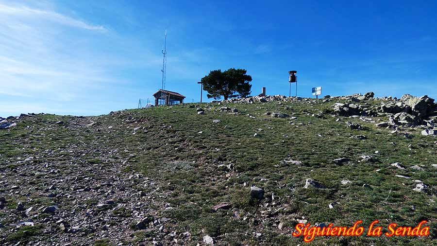 Vive la Experiencia del Pico Sierra Alta en Bronchales: Mapa, Track e Información Detallada 3 El sendero se abre y la torre de vigilancia de la cima de Sierra Alta se hace visible a pocos metros de distancia.