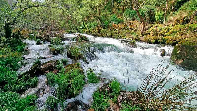 Sendero Azul del río Verdugo 11 Rápidos del río Verdugo mostrando la fuerza del agua.