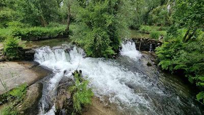 Saltos de agua en el sendero del río Uma
