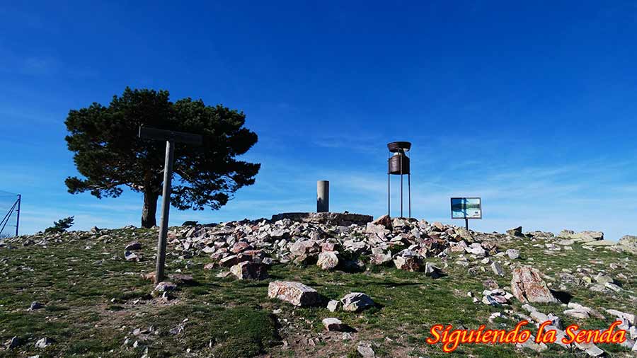 Vive la Experiencia del Pico Sierra Alta en Bronchales: Mapa, Track e Información Detallada 13 Vértice geodésico en la cumbre de Sierra Alta, con el paisaje montañoso de Teruel de fondo.