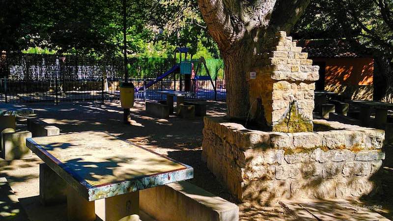 Zona de picnic al inicio del sendero del río Ebrón Zona de picnic con mesas de madera junto al inicio del sendero del río Ebrón en El Cuervo.